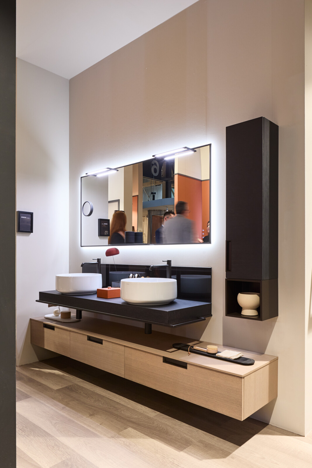 Ambiente bagno con pavimento Skema effetto legno Grey Oak