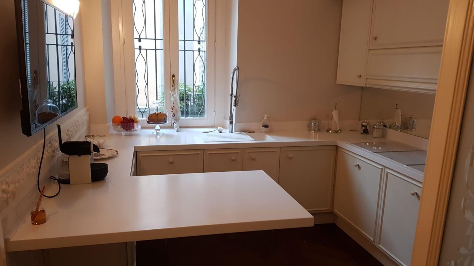 Dettaglio della cucina classica bianca MHID progettata intorno alla finestra