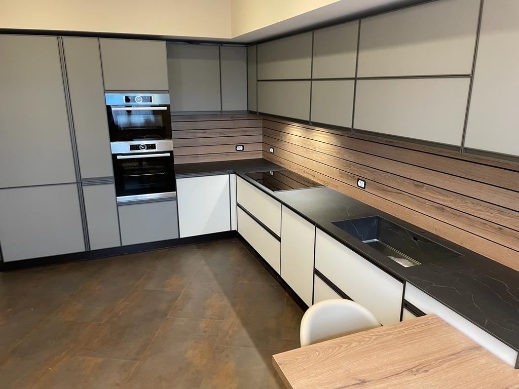 Vista completa della cucina MHID grigio bianca con zona tavolo