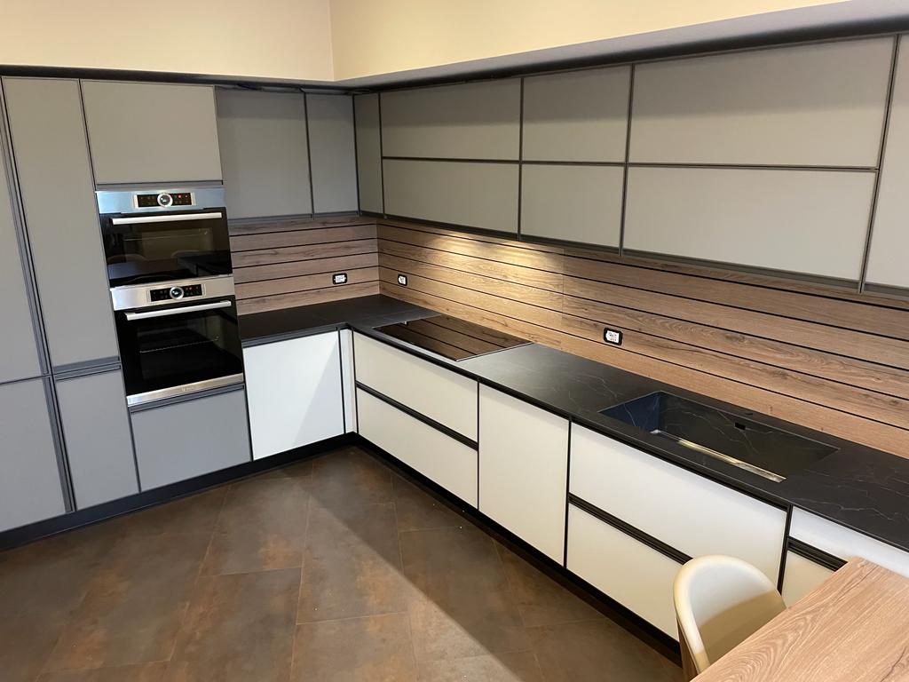 Grigio, legno e nero, realizzazione MHID